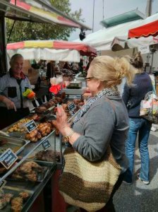 Shopping in the farmer's market